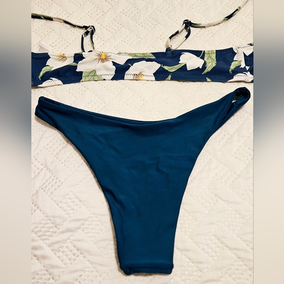 Dream CUPSHE Bikini Set Top & Mid-Rise Bottoms Blue Floral Size M - Picture 2 of 9